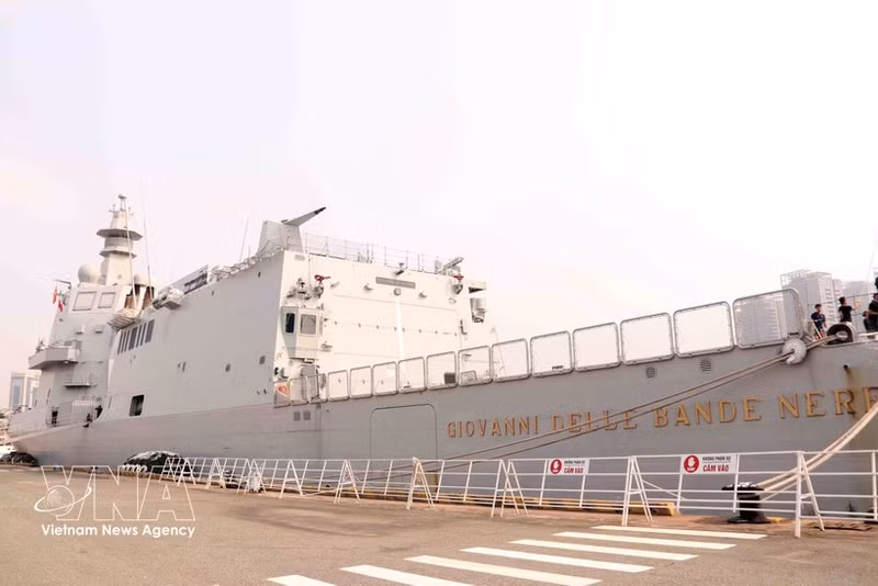 El buque ITS Giovanni delle Bande Nere de la Armada italiana arriba a Ciudad Ho Chi Minh. (Foto: VNA)