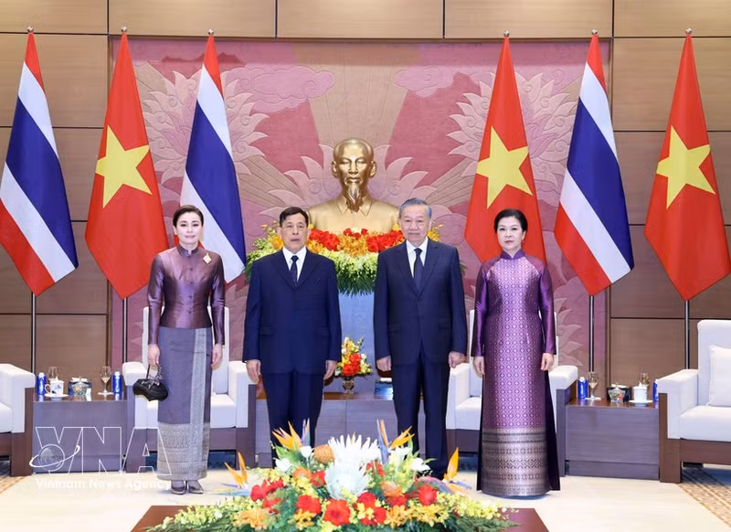 El secretario general del Partido Comunista y presidente de Vietnam, To Lam, y su esposa, Ngo Phuong Ly, junto al Rey de Tailandia, Maha Vajiralongkorn Phra Vajiraklaochaoyuhua, y la Reina Suthida Bajrasudhabimalalakshana. (Foto: VNA)