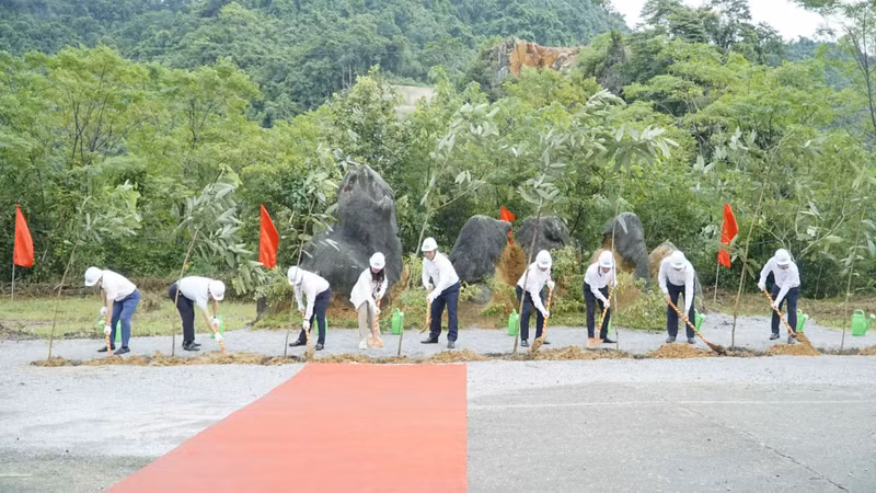 La empresa DACE, en coordinación con el Comité Popular de la comuna de Dong Khe, celebra la ceremonia de inauguración de la construcción de la planta de procesamiento, conservación y exportación de especias orgánicas DACE Cao Bang. (Foto: VNA)