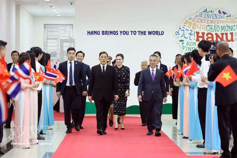 El Rey de Tailandia, Maha Vajiralongkorn Phra Vajiraklaochaoyuhua, y la Reina Suthida Bajrasudhabimalalakshana visitan el Centro de Lengua y Cultura Tailandesa de la Universidad de Hanói. (Foto: VNA)