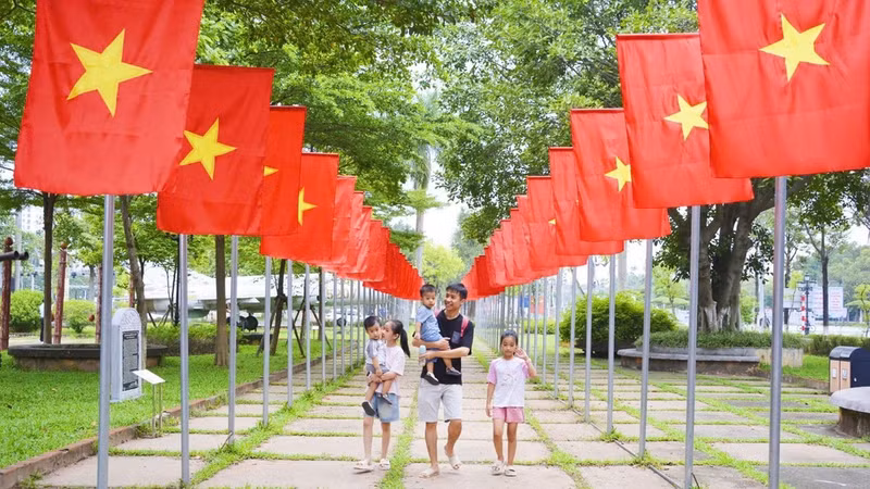 La vereda alineada con bandera nacional en el Museo de Bac Ninh 2.
