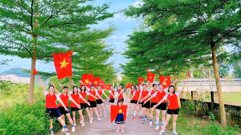 Las residentes en la comunidad de Quang Trung participan en una actividad conmemorativa de la fecha.