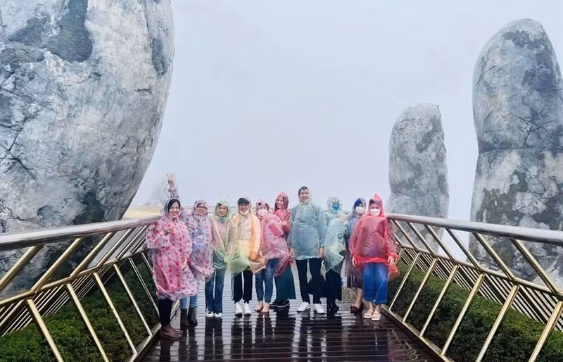 Turistas disfrutan de la temporada de lluvias en Da Nang. (Foto: hanoimoi.vn)