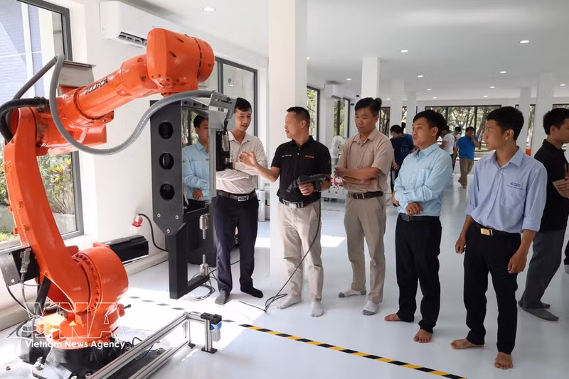 En la Universidad Tecnológica de Da Nang se ha puesto en funcionamiento un laboratorio de automatización industrial con sistemas robóticos y una línea de simulación de producción. (Foto: VNA)