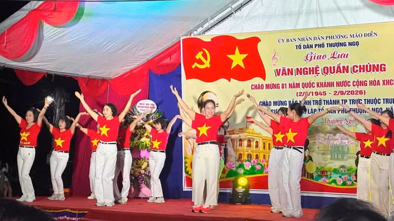 Un programa artístico interpretado por habitantes del barrio de Mao Dien en saludo al doble acontecimiento.