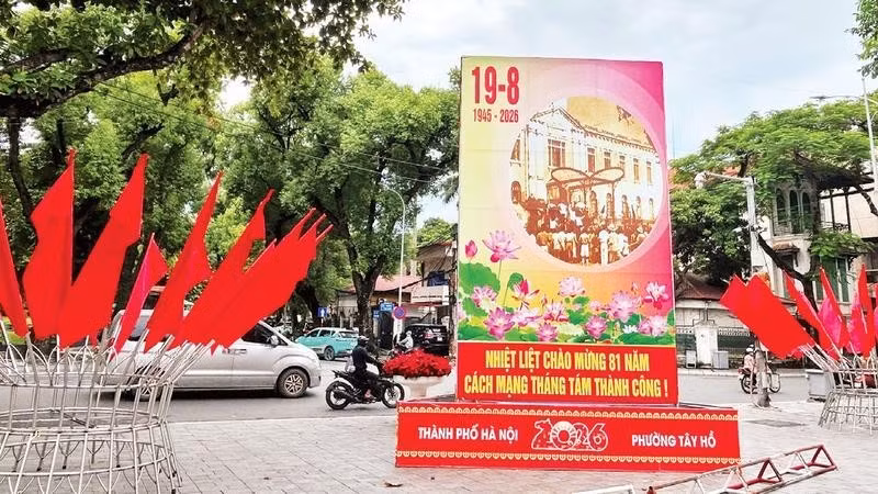 Una calle céntrica de Hanói engalanada de rojo.