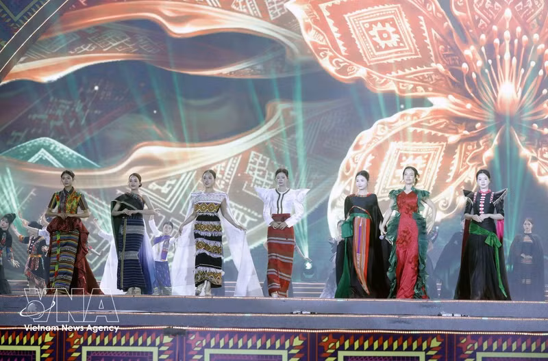 Una actuación de la Semana Cultural y Turística de Moc Chau y la Noche Internacional del Brocado de Son La 2026. (Foto: VNA)