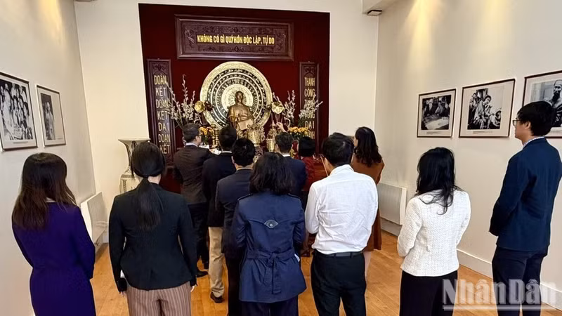 Los asistentes presentan sus respetos al Presidente Ho Chi Minh en el altar dedicado al líder en el recinco de la embajada. (Foto: Nhan Dan)