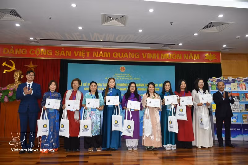 Profesores vietnamitas residentes en el extranjero participan en un curso de formación sobre métodos de enseñanza del idioma vietnamita en 2026. (Foto: VNA)
