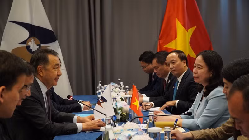 Vista del encuentro entre la vicepresidenta de Vietnam, Vo Thi Anh Xuan, y el presidente de la Comisión Económica Euroasiática, Bakytzhan Sagintayev. (Foto: VNA)