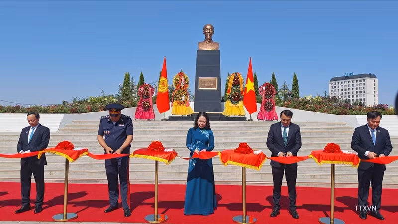 La vicepresidenta de Vietnam, Vo Thi Anh Xuan, y los delegados realizan la ceremonia de corte de cinta para inaugurar el monumento. (Foto: VNA)