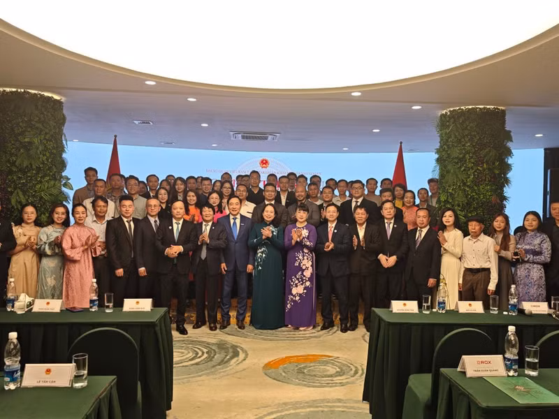 La vicepresidenta de Vietnam, Vo Thi Anh Xuan, y connacionales en Biskek. (Foto: VNA)