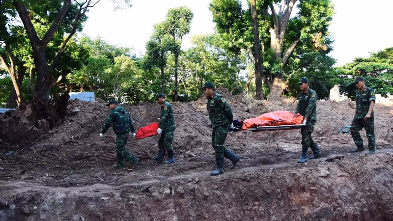 Las fuerzas realizan la labor de búsqueda y recolección de restos de mártires de guerra en el parque de Le Thi Rieng. (Foto: Nhan Dan)