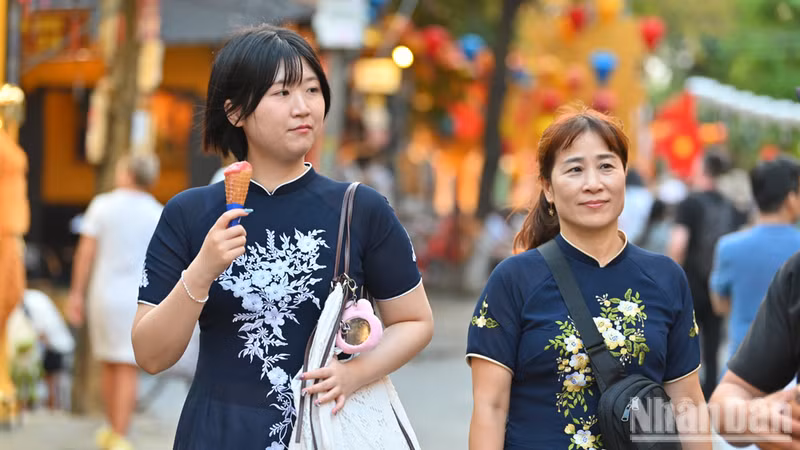 Las llegadas internacionales a Vietnam aumentan con creces respecto al 0,4 por ciento del ritmo mundial y al 0,7 del de la región de Asia-Pacífico. (Foto: Nhan Dan)