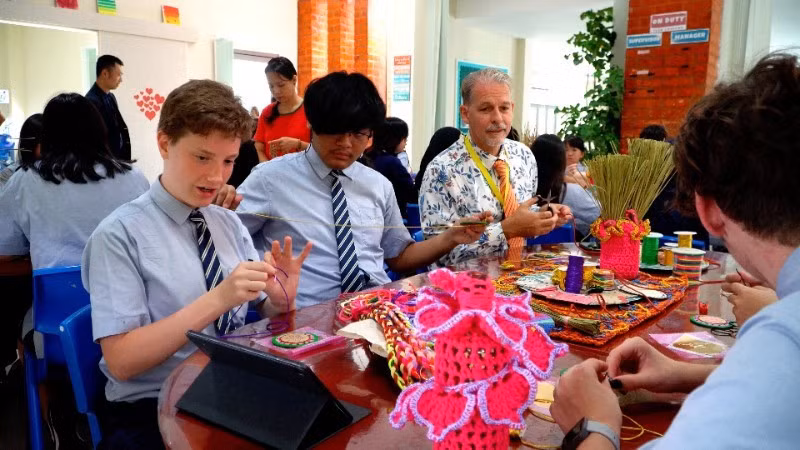 Estudiantes de séptimo a duodécimo grado de diferentes nacionalidades practican el arte del bordado a mano tradicional de los vietnamitas. (Fotografía: Nhan Dan)