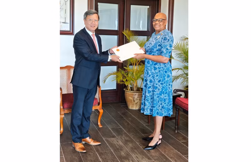 El embajador de Vietnam en Cuba, concurrente en San Cristóbal y Nieves, Le Quang Long, entrega sus cartas credenciales a la gobernadora general de ese último país, Dama Marcella Liburd. (Foto: VNA)