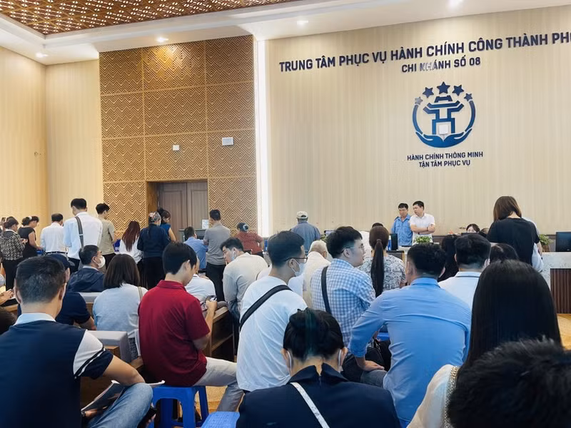 Ciudadanos esperan realizar procedimientos administrativos en la Sucursal No. 08 del Punto de Servicio de Administración Pública de la comuna de Dong Anh, en Hanói. (Foto: VNA)
