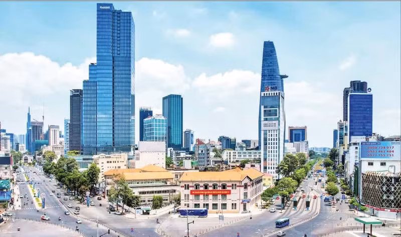 Ciudad Ho Chi Minh avanza paso a paso para convertirse en una urbe moderna y civilizada. (Foto: Nhan Dan)