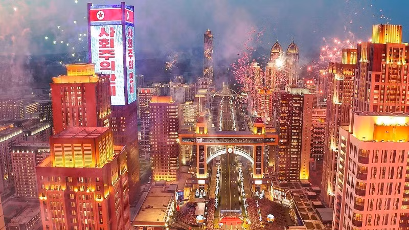 Inauguración de 10 mil viviendas incluidas en la tercera fase del plan de edificación de 50 mil casas en Pyongyang, República Popular Democrática de Corea, el 16 de abril de 2025. (Foto: Yonhap/VNA)