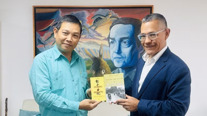 El embajador de Vietnam en Venezuela, Vu Trung My (izquierda), entrega al ministro del Poder Popular para la Cultura de Venezuela, Ernesto Villegas, la obra “Diario de Prisión” del Presidente Ho Chi Minh y el libro “Pensamiento militar de Ho Chi Minh”. (Foto: Embajada de Vietnam en Venezuela)