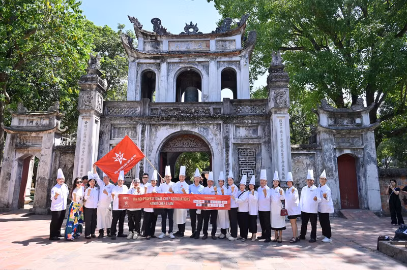 El equipo de chefs de Hanói en el acto de despedida. (Foto: hanoimoi.vn)