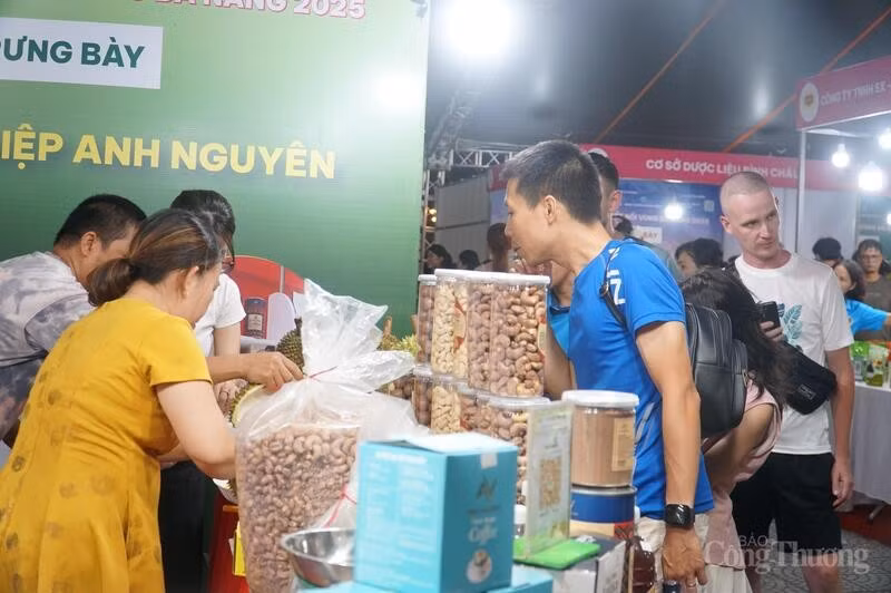 Con más de 80 stands, el bazar presenta productos OCOP (Cada comuna, un producto) y demás especialidades agrícolas de todas partes del país.