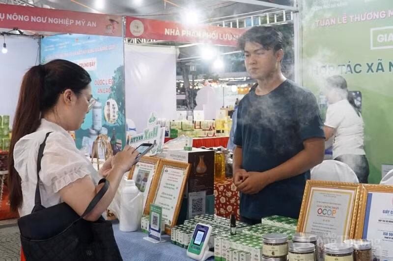 Todos los puestos exponen códigos QR para el pago mediante transferencia bancaria.