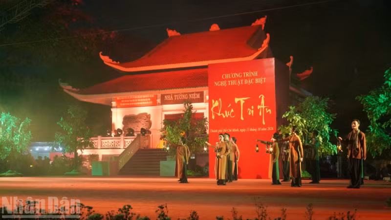 El programa artístico “Una oda de tributo” tiene lugar en el parque Le Thi Rieng. (Foto: Nhan Dan)