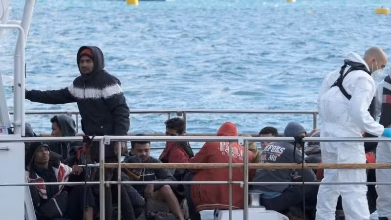 Migrantes rescatados esperan desembarcar en Marsaxlokk, Malta, en abril de 2023. (Foto: Jonathan Borg/Xinhua)