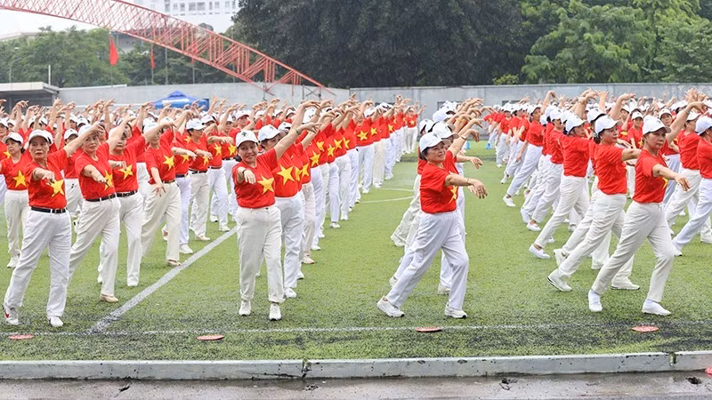 Baile masivo de los hanoyenses en saludo al Mes de Acción de Vietnam por los Ancianos. (Foto: Nhan Dan)