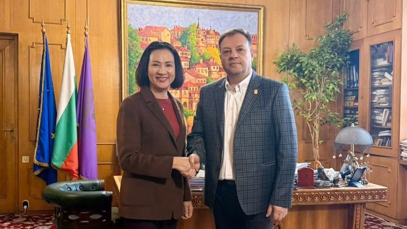 La embajadora de Vietnam en Bulgaria, Nguyen Thi Minh Nguyet, y el alcalde de Veliko Tárnovo, Daniel Panov. (Foto: Nhan Dan) 