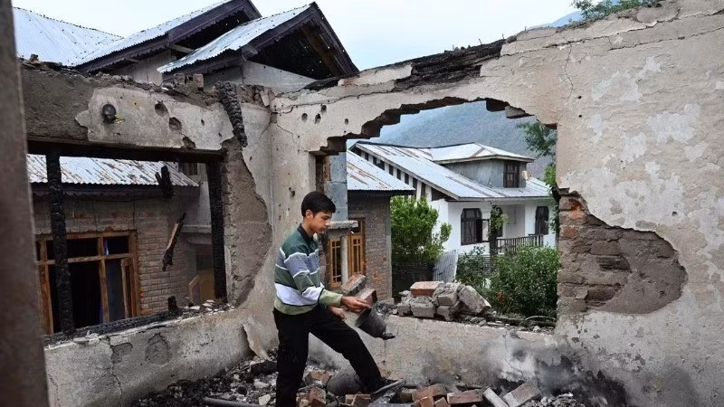 Una casa destruida en una contienda entre tropas indias y pakistaníes en Salamabad, cerca de la Línea de Control entre los dos países, unos 110 kilómetros al norte de Srinagar, la capital de verano ubicada en la región de Cachemira controlada por los indios. (Foto: Xinhua/VNA)