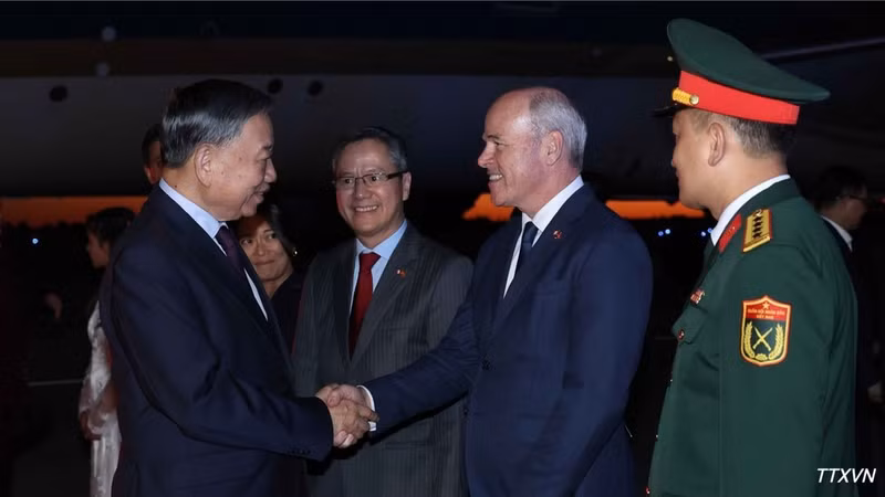 Funcionarios del gobierno de Canadá y personal de la embajada vietnamita reciben al secretario general del Partido Comunista y presidente de Vietnam, To Lam, en el Aeropuerto Internacional de Ottawa MacDonald-Cartier. (Foto: VNA)