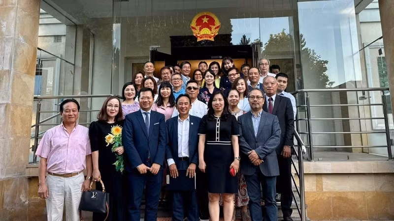 La viceministra de Relaciones Exteriores y jefa del CEVE, Le Thi Thu Hang, se reúne con la comunidad connacional en Polonia. (Fotografía: Comité Estatal sobre Vietnamitas en el Extranjero)