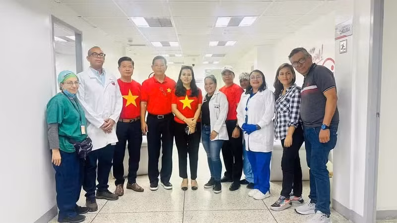 Funcionarios y personal de la embajada de Vietnam se toman una foto con personal del banco de sangre Hemocentro. (Foto: Embajada de Vietnam en Venezuela)