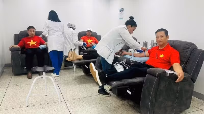 Funcionarios de la embajada de Vietnam participan en un programa de donación voluntaria de sangre. (Foto: Embajada de Vietnam en Venezuela)