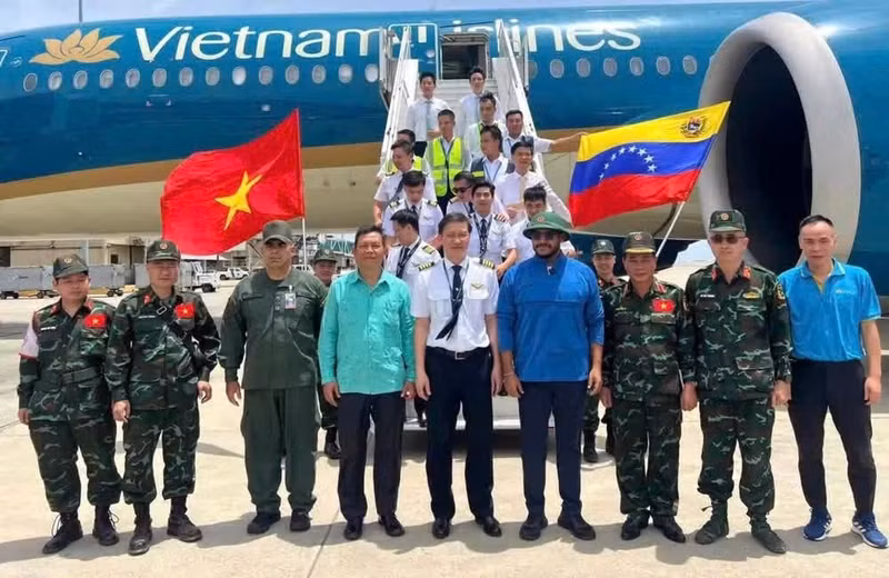 Al mediodía del 30 de junio, aterriza en el Aeropuerto Internacional Simón Bolívar, Maiquetía, estado de La Guaira, Venezuela el segundo vuelo especial que transportaba ayuda humanitaria de Vietnam. (Foto: Embajada de Vietnam en Venezuela)