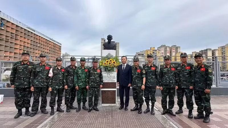El embajador vietnamita en Venezuela, Vu Trung Mym y el brigadier general Pham Van Ty, subjefe del Departamento de Rescate y Socorro del Estado Mayor General del Ejército Popular de Vietnam y jefe de la misión de rescate, junto con miembros del grupo de trabajo, posan ante el Monumento al Presidente Ho Chi Minh.