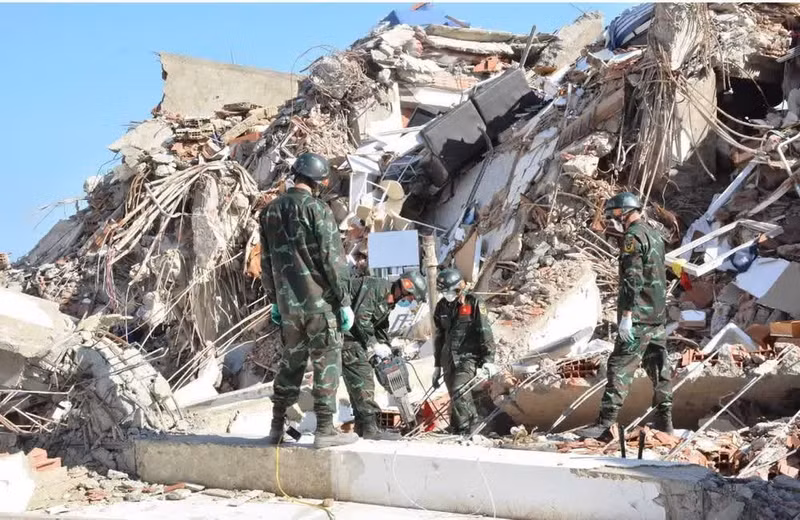 Miembros del equipo vietnamita de rescate realizan intensas labores de búsqueda de víctimas en condiciones climáticas extremas y bajo temperaturas sofocantes. (Foto: Hoang Vu/Periódico del Ejército Popular)