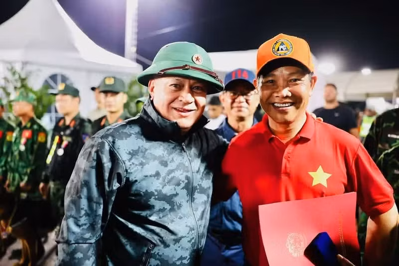 Vu Trung My y el vicepresidente venezolano, Diosdado Cabello, en la ceremonia de entrega de la Orden al Mérito por Servicio a la Unidad Canina del Equipo Vietnamita de Búsqueda y Rescate. (Foto: Embajada de Vietnam en Venezuela)
