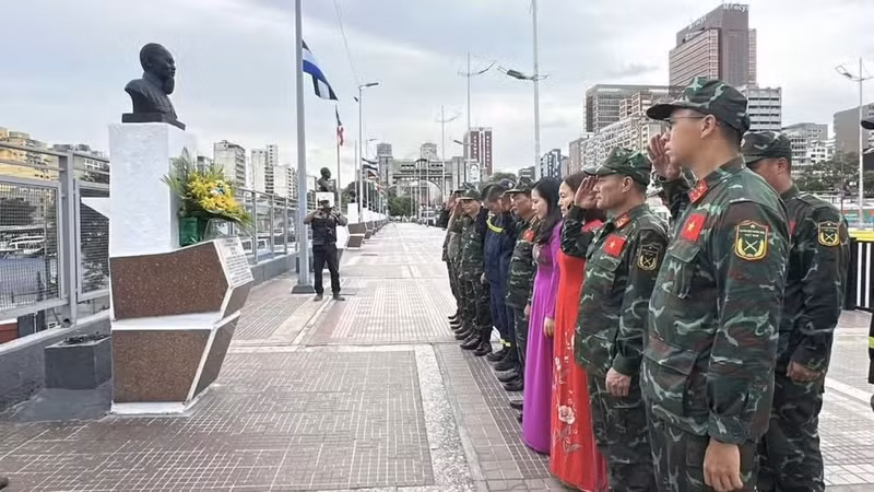 El equipo vietnamita de rescate y funcionarios de la embajada de Vietnam en Venezuela depositan flores en homenaje al Presidente Ho Chi Minh ante su monumento en la avenida Simón Bolívar de Caracas. (Foto: Embajada de Vietnam en Venezuela)