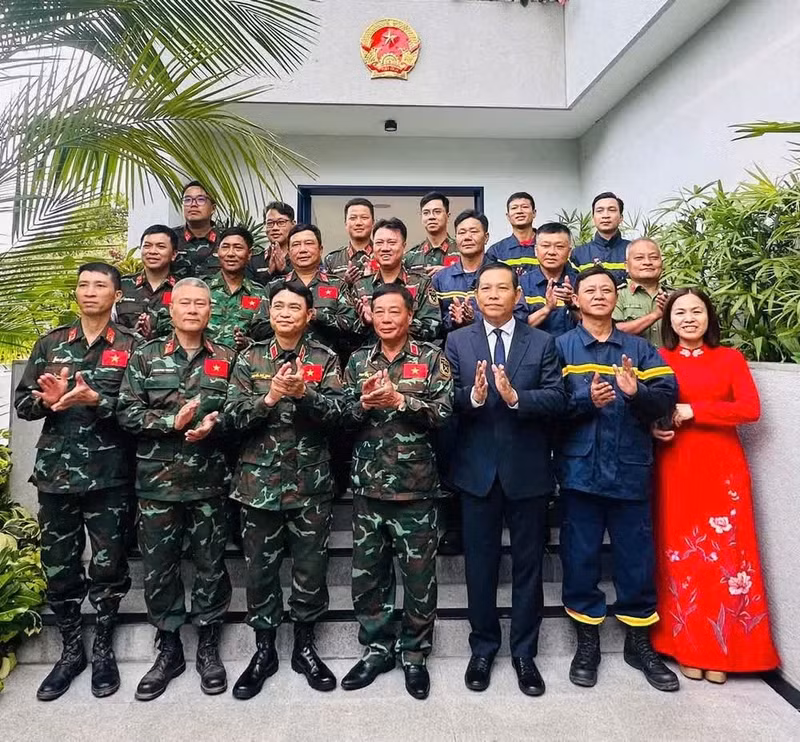 La delegación se toma una foto con funcionarios de la embajada de Vietnam en Venezuela.