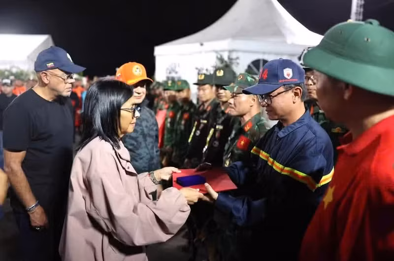 En la noche del 3 de julio, la presidenta encargada de Venezuela, Delcy Rodríguez, visita a la delegación vietnamita para expresar su reconocimiento, transmitir palabras de aliento y entregar una carta de agradecimiento. (Foto: Embajada de Vietnam en Venezuela)