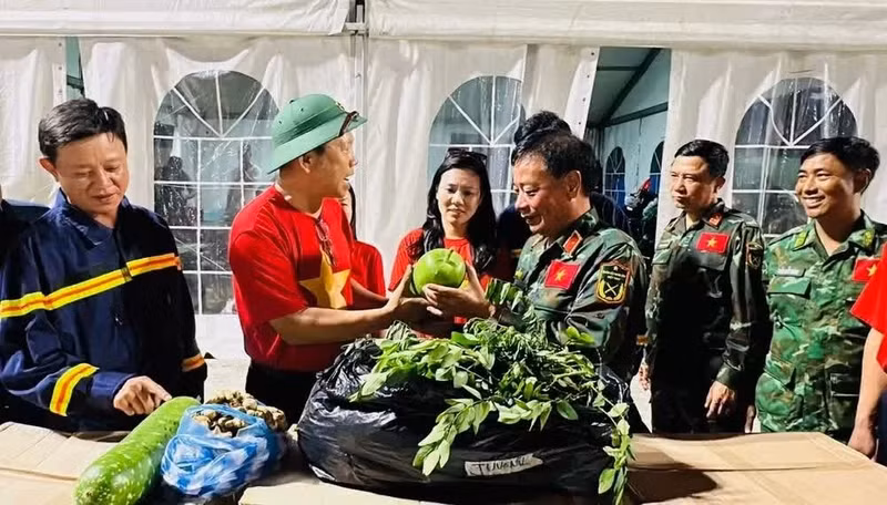 El embajador vietnamita en Venezuela, Vu Trung My, y funcionarios de la embajada visitan a la delegación y le entregan alimentos y productos frescos. (Foto: Embajada de Vietnam en Venezuela)