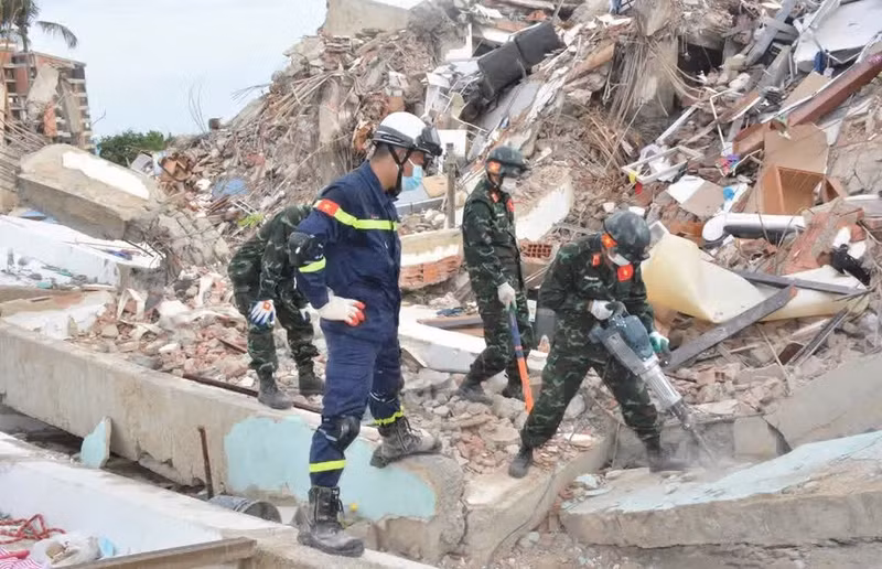 Miembros del equipo vietnamita de rescate realizan intensas labores de búsqueda de víctimas en condiciones climáticas extremas y bajo temperaturas sofocantes. (Foto: Hoang Vu/Periódico del Ejército Popular)