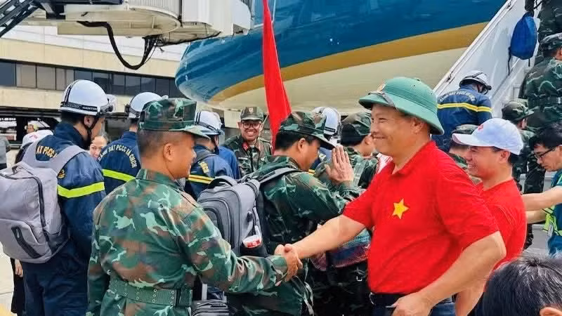 El embajador Vu Trung My se despide de la brigada de rescaste. (Foto: Embajada de Vietnam en Venezuela)