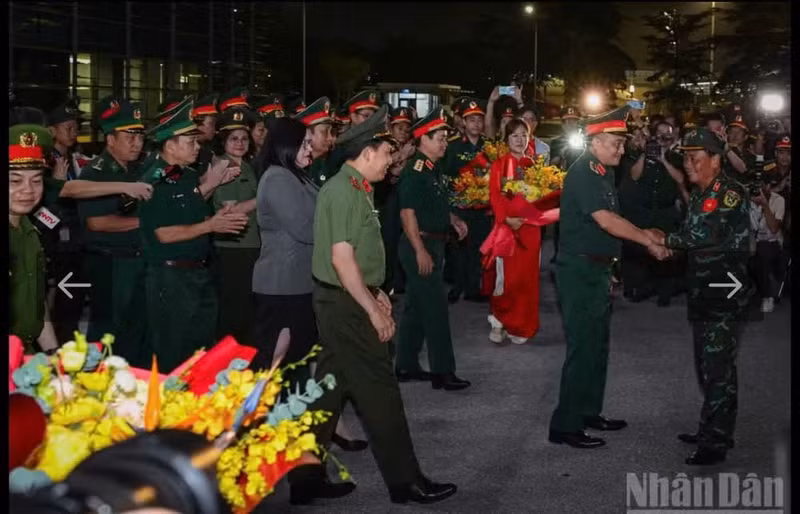 Dirigentes del Ministerio de Defensa y del de Seguridad Pública de Vietnam, junto con representantes de otras agencias, felicitan a los socorristas recién llegados de Venezuela. (Foto: Nhan Dan)