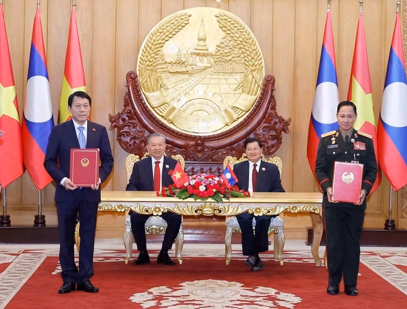 El secretario general del Partido Comunista de Vietnam, To Lam, y el secretario general del Partido Popular Revolucionario y presidente de Laos, Thongloun Sisoulith, presencian la firma de un memorando de entendimiento sobre cooperación entre el Ministerio de Seguridad Pública de Vietnam y el Ministerio de Defensa de Laos en el proyecto de construcción de una carretera de amistad entre los dos países. (Foto: VNA)
