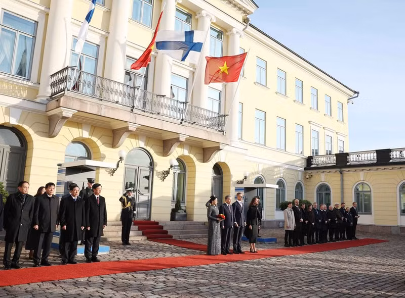 Panorama de la ceremonia de bienvenida al secretario general del Partido Comunista de Vietnam, To Lam, y su esposa, en Finlandia. (Foto: VNA)
