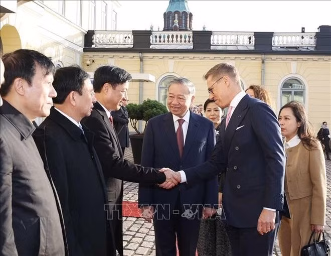 El secretario general del Partido Comunista de Vietnam, To Lam, presenta al presidente de Finlandia, Alexander Stubb, a los miembros de la delegación vietnamita. (Foto: VNA)